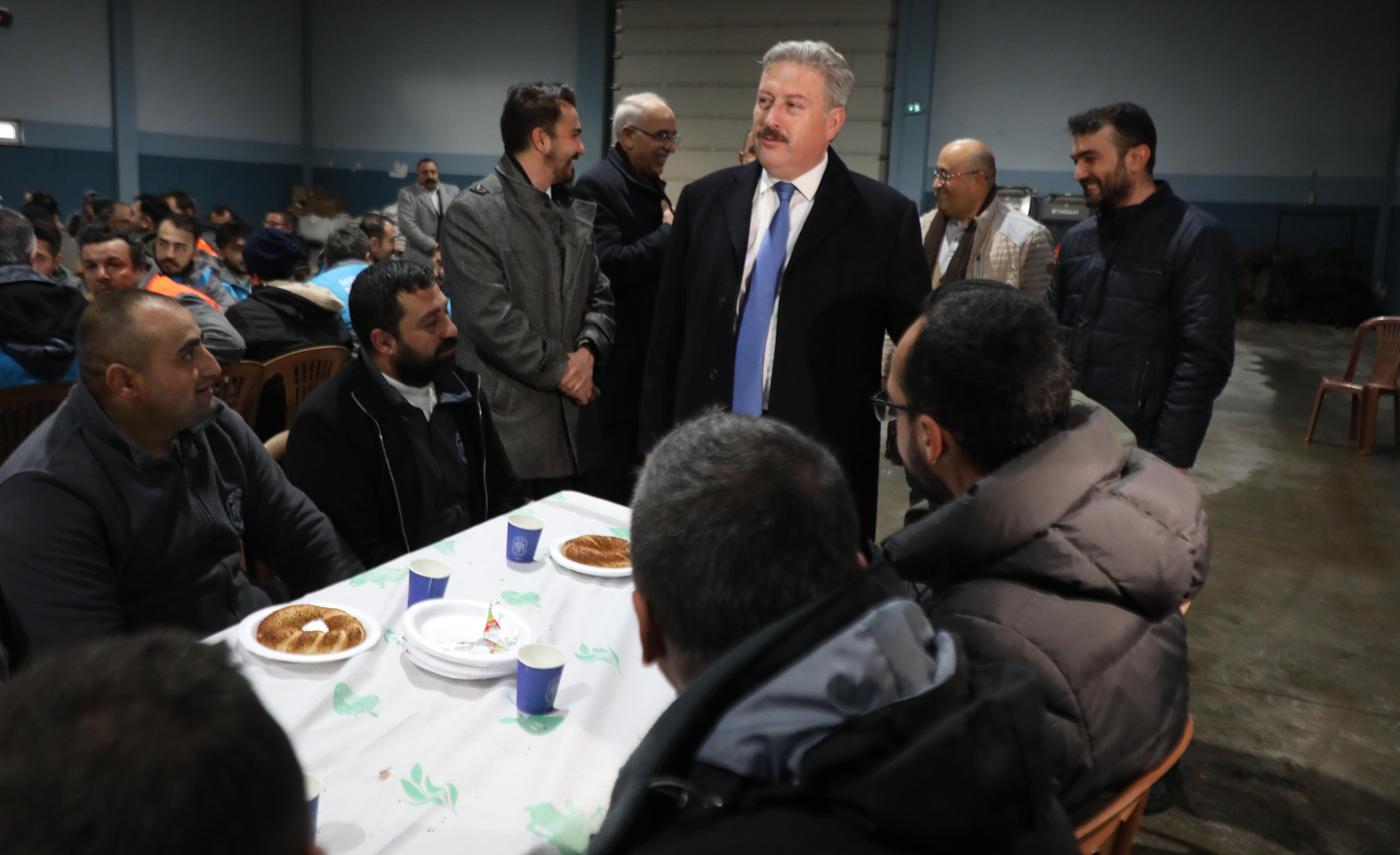 BAŞKAN PALANCIOĞLU, GÜNE SAHA ÇALIŞANLARIYLA BİR ARAYA GELEREK BAŞLADI