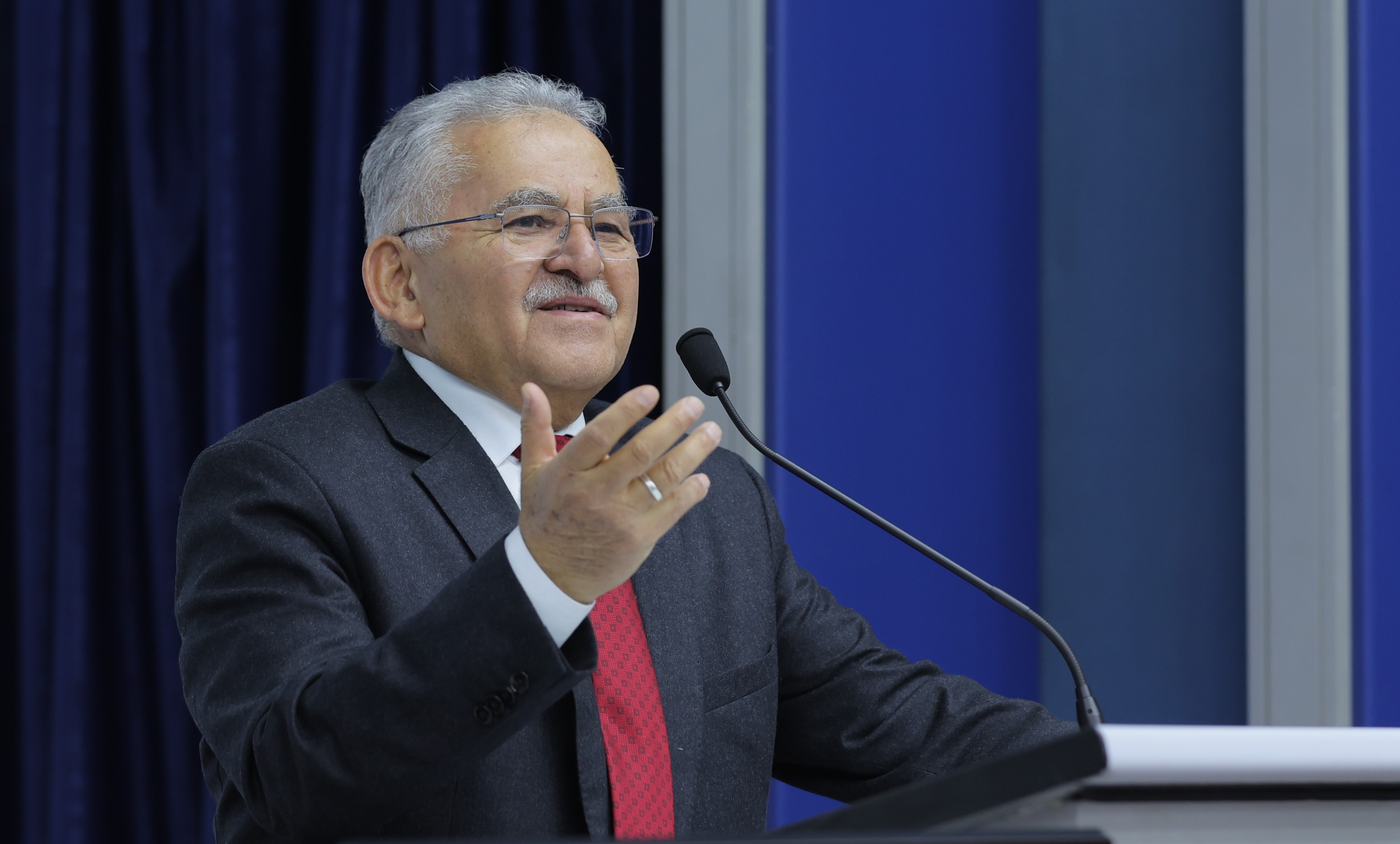 GENÇ DOSTU BÜYÜKKILIÇ, 582 GENCİN KATILDIĞI ŞİİR OKUMA YARIŞMASINDA ÖDÜLLERİ TAKDİM ETTİ