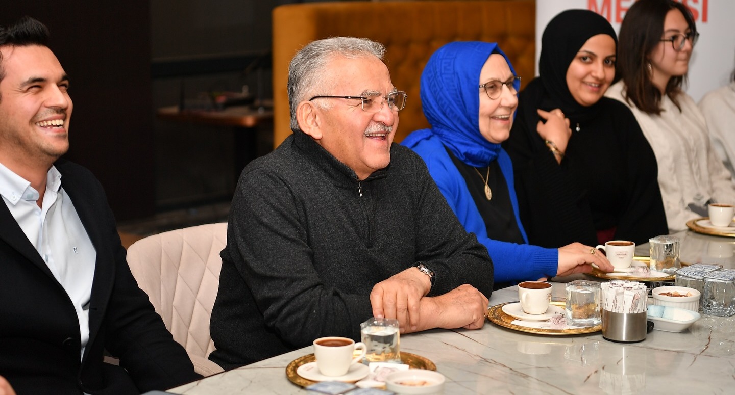 BAŞKAN BÜYÜKKILIÇ’TAN GENÇLERLE ÇAY, KAHVE EŞLİĞİNDE SAMİMİ SOHBET