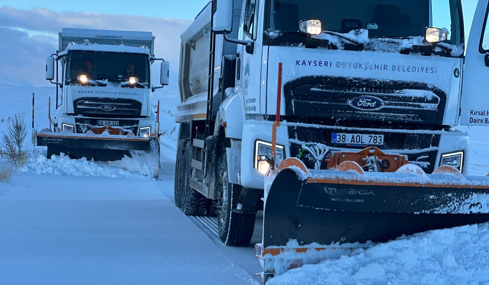 BÜYÜKŞEHİR KARLA MÜCADELE EKİPLERİ 10 İLÇEDE TOPLAM 126 MAHALLE YOLUNU ULAŞIMA AÇTI