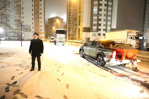 BAŞKAN PALANCIOĞLU, GÜN DOĞMADAN KARLA MÜCADELE İÇİN SAHAYA ÇIKTI