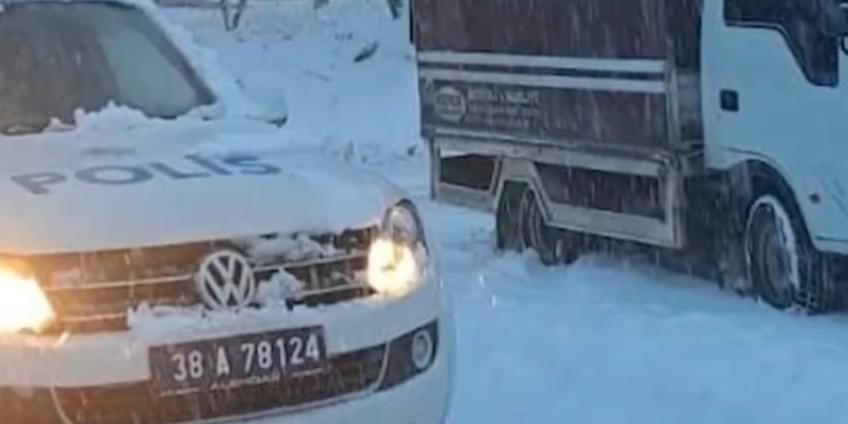 Kayseri polisi kar ve tipide mahsur kalan 3 kişiyi kurtardı