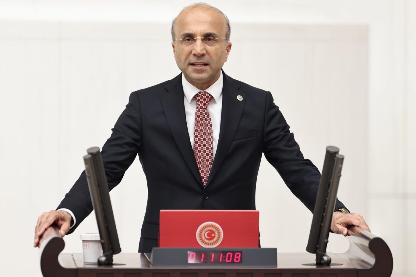 CHP’li Aşkın Genç: Kentin gerçek sorunları yerinde duruyor, tabelalar değişiyor