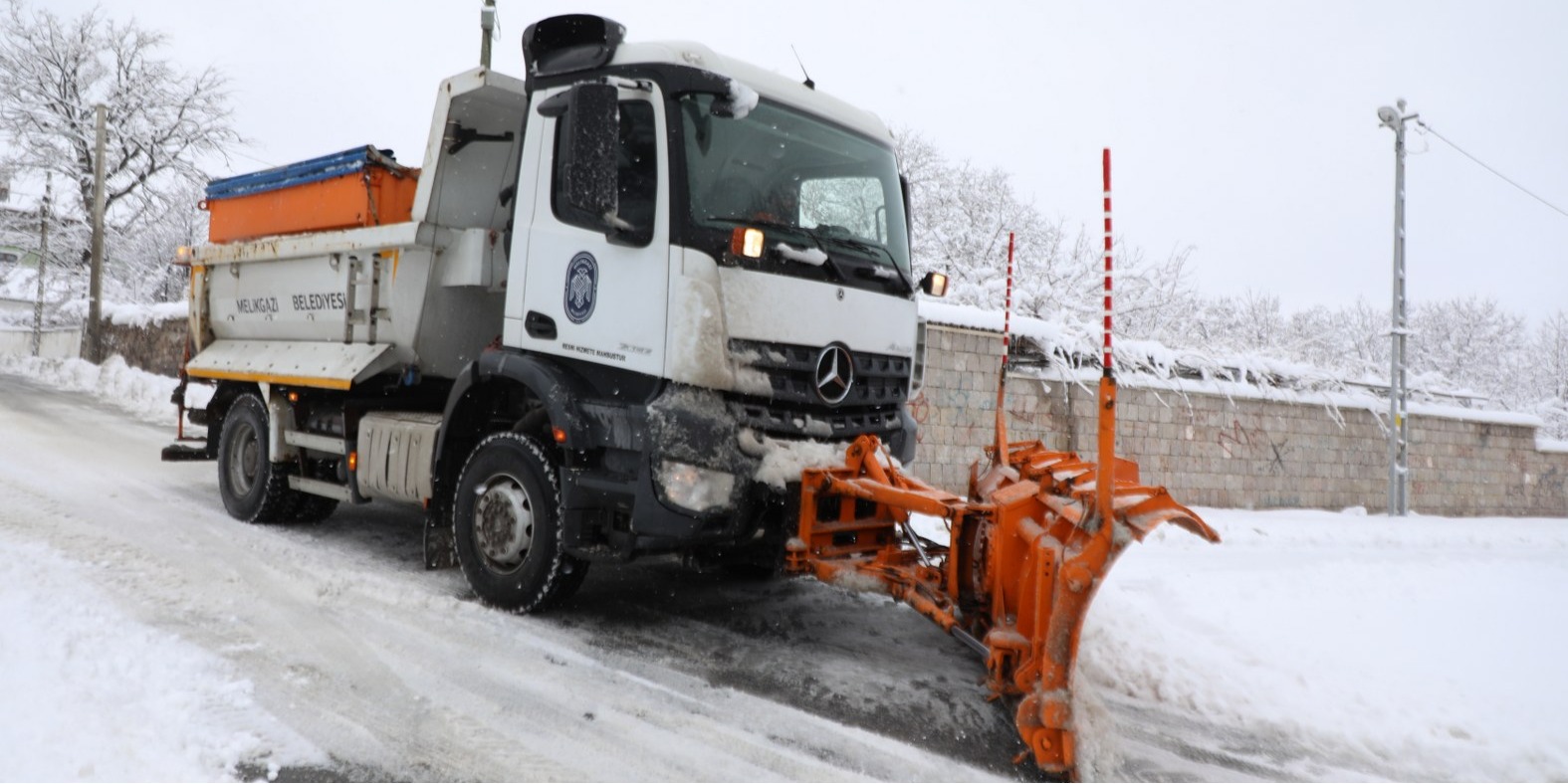 MELİKGAZİ’DE KARLA MÜCADELE ÇALIŞMALARI KESİNTİSİZ DEVAM EDİYOR