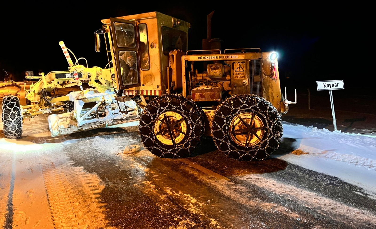 BÜYÜKŞEHİR, GECE YARISINDAN SABAHA KADAR 72 MAHALLE YOLUNU DAHA ULAŞIMA AÇTI