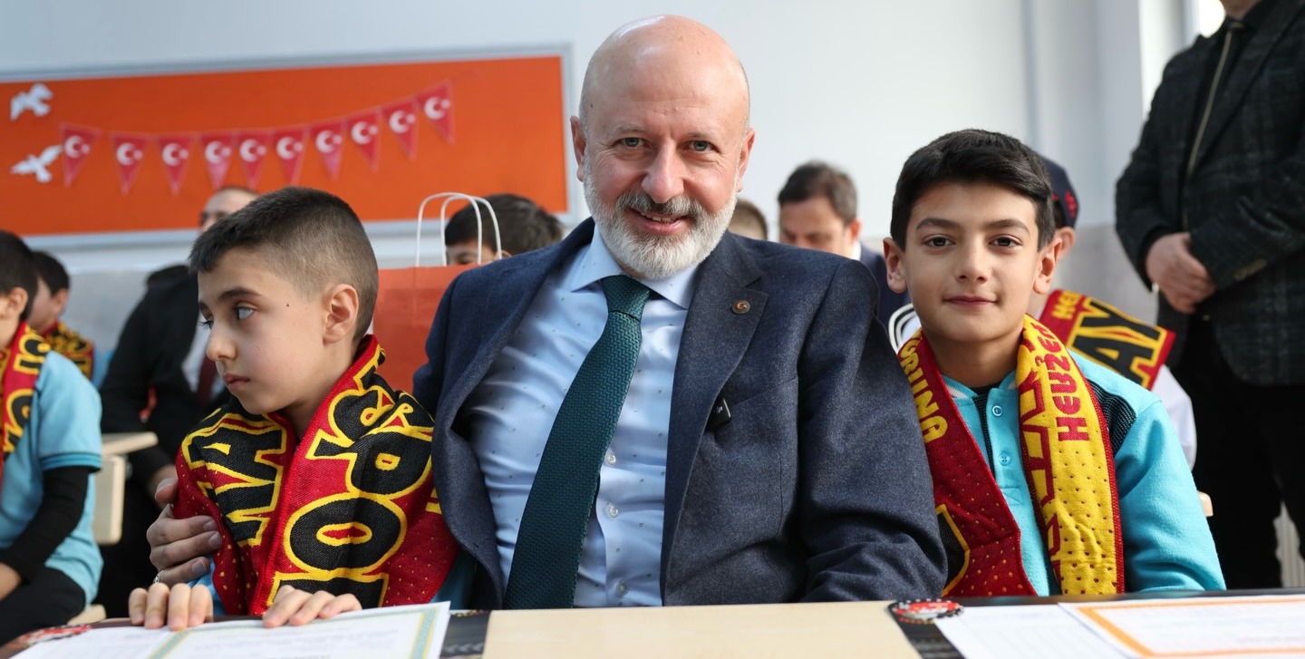 BAŞKAN ÖZDOĞAN, ÖĞRENCİLERİN KARNE HEYECANINA ORTAK OLDU