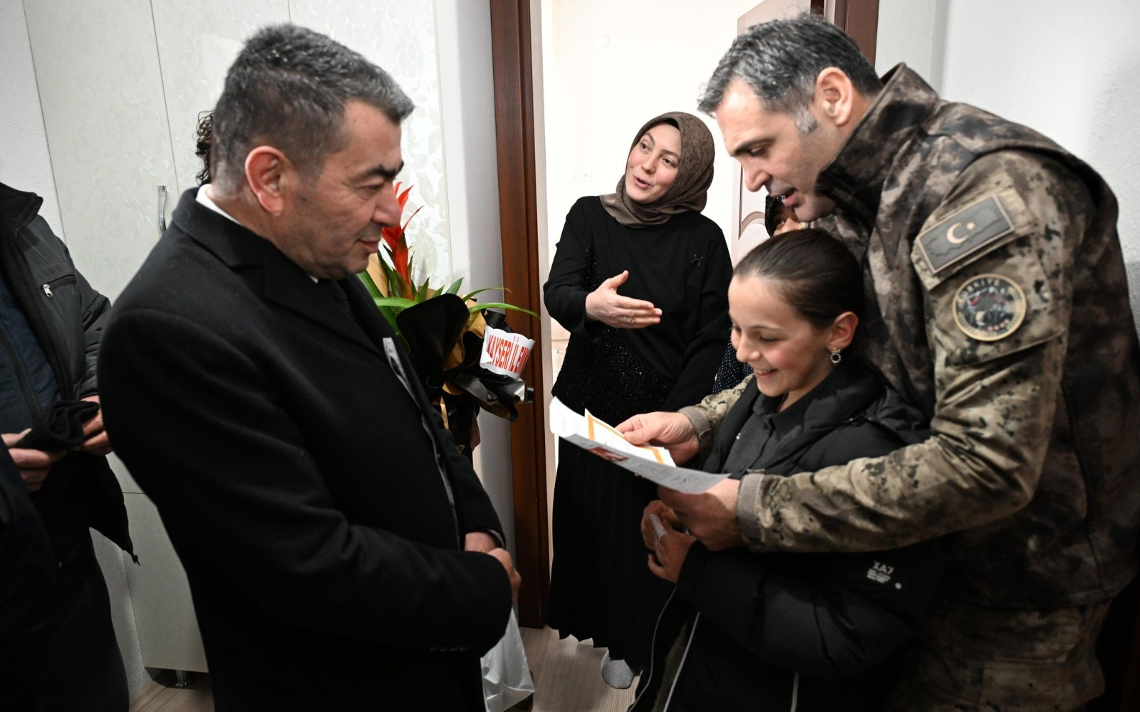 Emniyet Müdürü Aydın’dan şehit kızına karne hediyesi