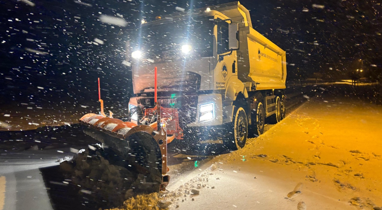 BÜYÜKŞEHİR, KIRSAL KESİMLERDE ETKİLİ OLAN KAR YAĞIŞINDA 47 MAHALLE YOLUNU ULAŞIMA AÇTI