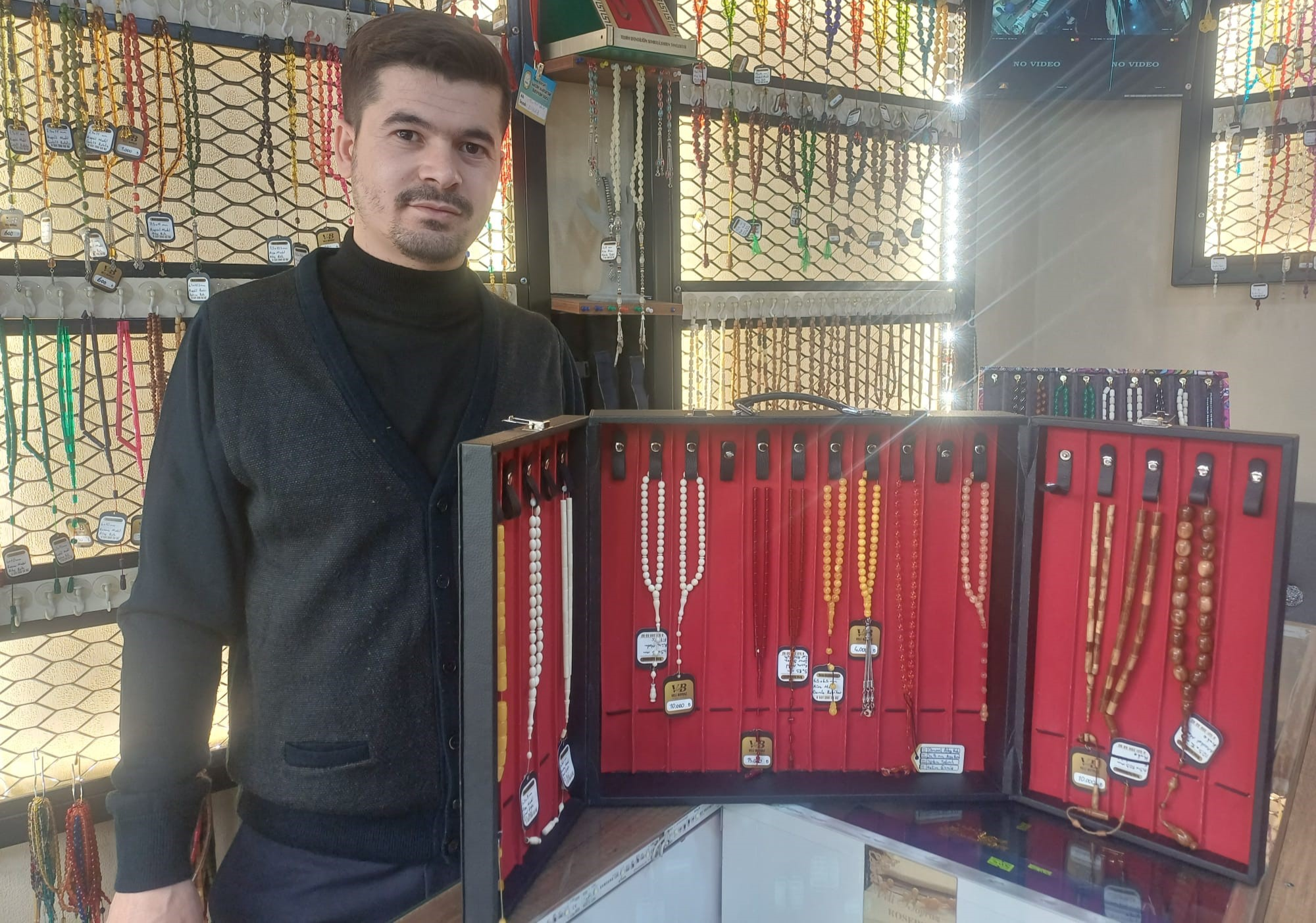 Heykelden dönüştürülen tespih, 35 bin liraya alıcısını bekliyor