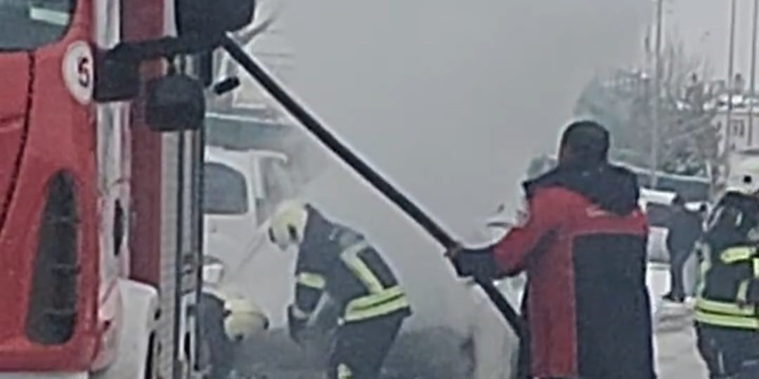 Seyir halinde alev alan otomobil, kullanılamaz hale geldi