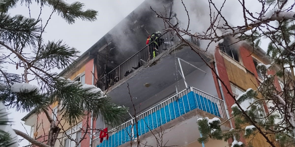 Kayseri’de 3 katlı binada yangın