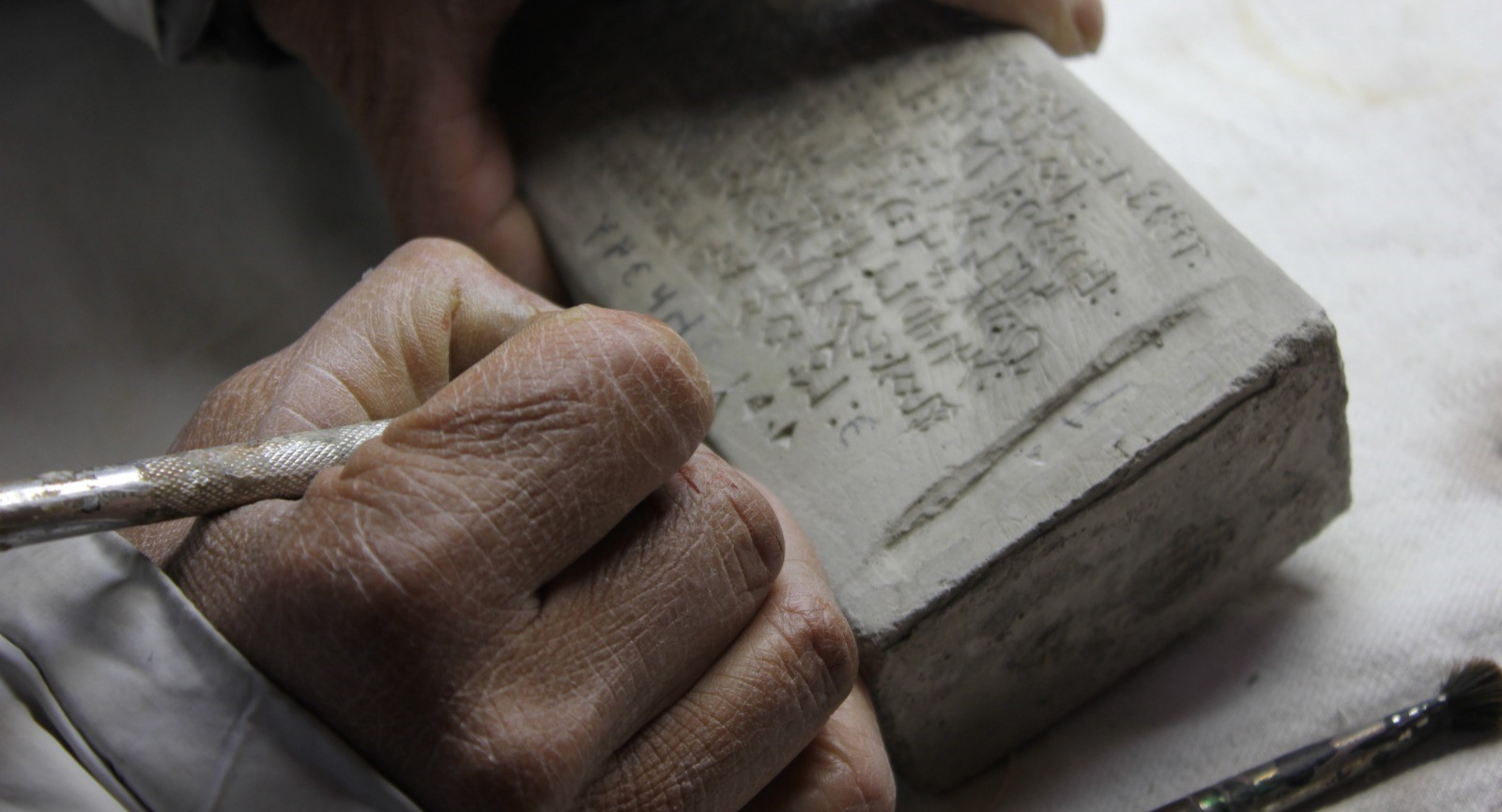 Kültepe’de bulunan 4 bin yıllık tabletlerin replikalarını çivi yazısıyla kile işliyor