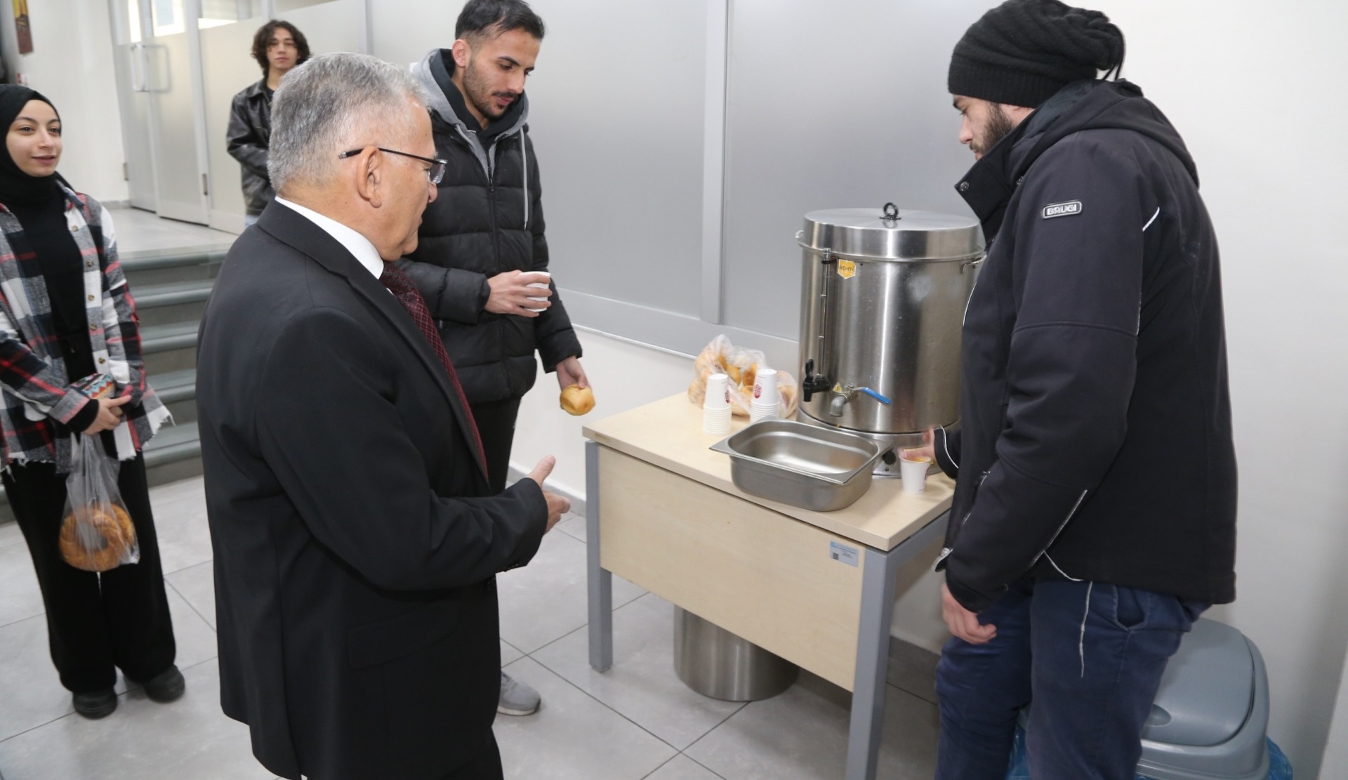 Kültepe’de bulunan 4 bin yıllık tabletlerin replikalarını çivi yazısıyla kile işliyor