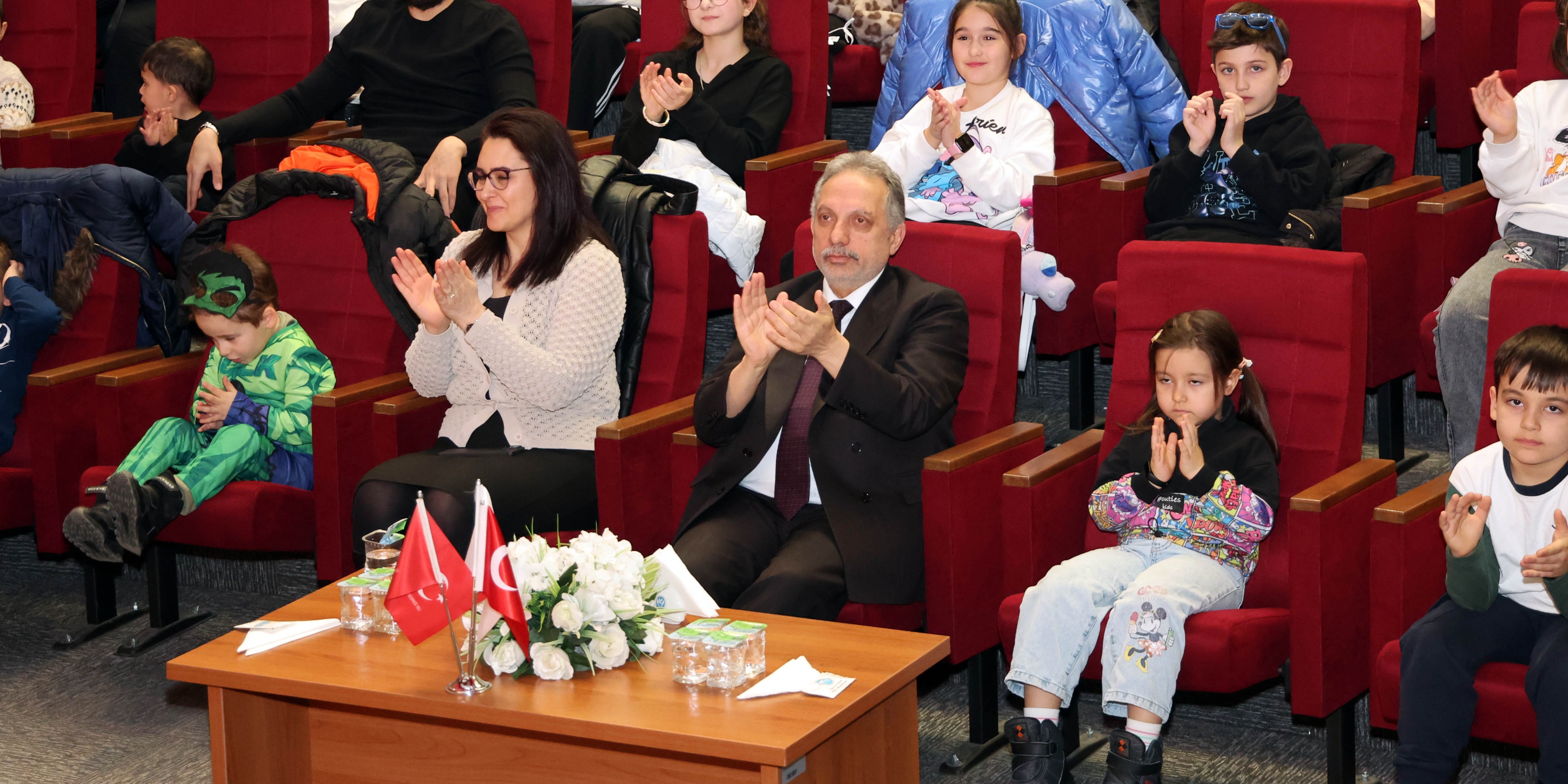 ÇOCUKLAR BAŞKAN AMCA'NIN KARNE HEDİYESİ İLE EĞLENDİLER