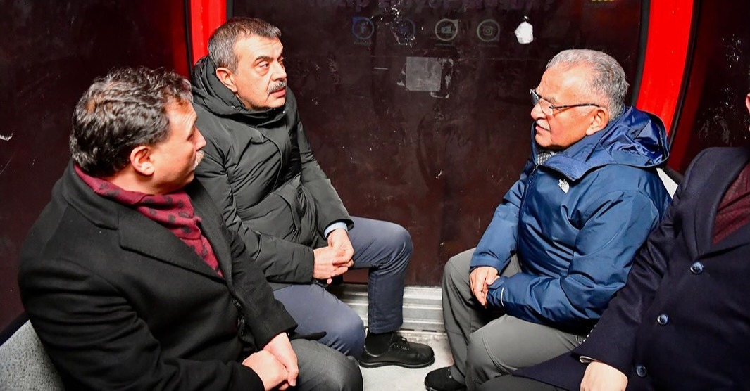 BAŞKAN BÜYÜKKILIÇ, BAKAN TEKİN’İ ERCİYES’TE AĞIRLADI, GECE KAYAĞI YAPAN KAYAKSEVERLERLE BULUŞTU