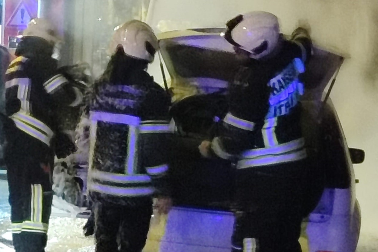 Kayseri’de park halindeki otomobil alev aldı