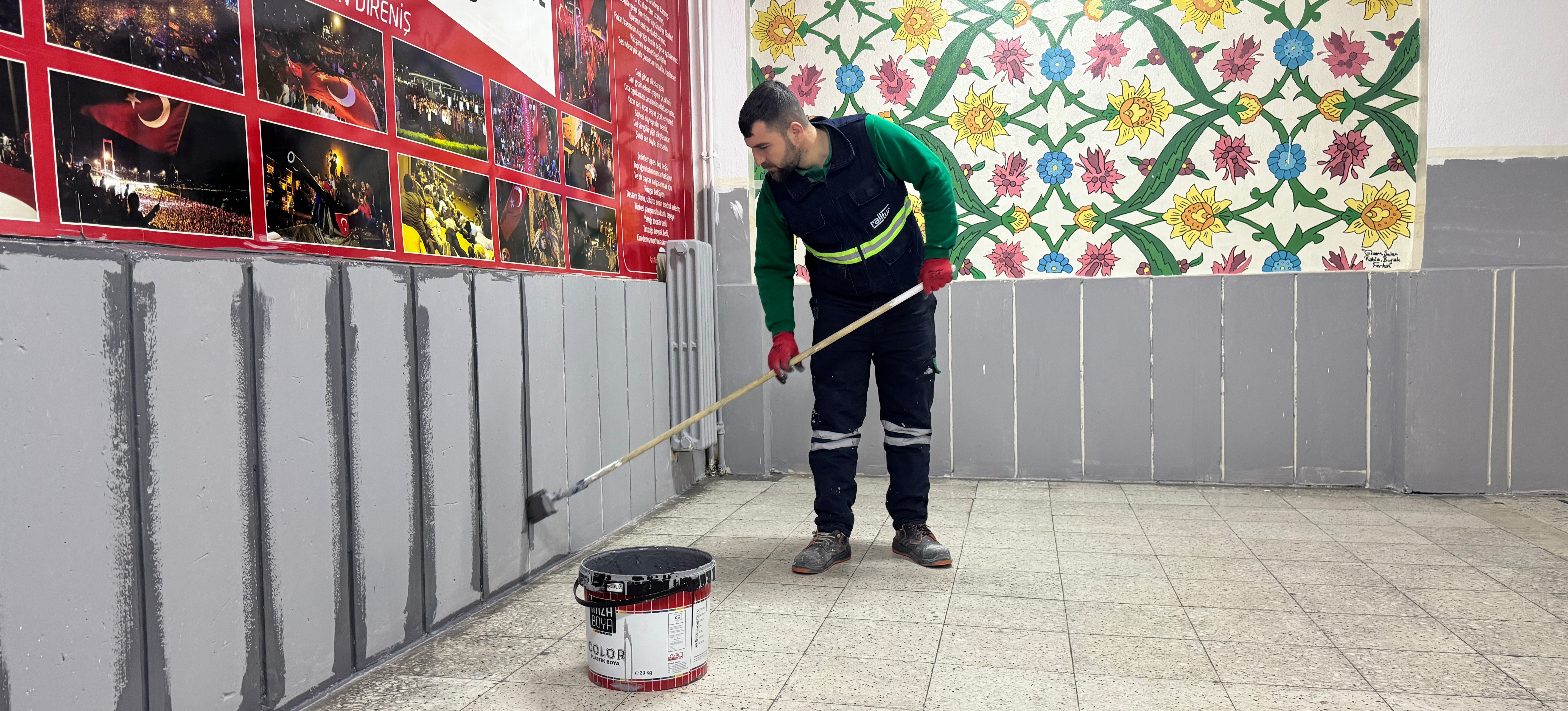 BÜYÜKŞEHİR’DEN EĞİTİM YUVASINDA BOYA ÇALIŞMASI: TEMİZ SINIFLAR MUTLU ÖĞRENCİLER