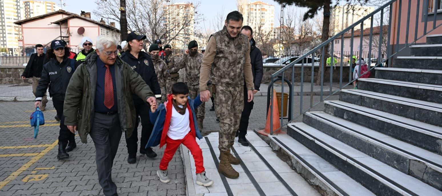 Emniyet Müdürü Aydın, şehit polis Birol’un oğlunu öğrenim gördüğü okula bıraktı