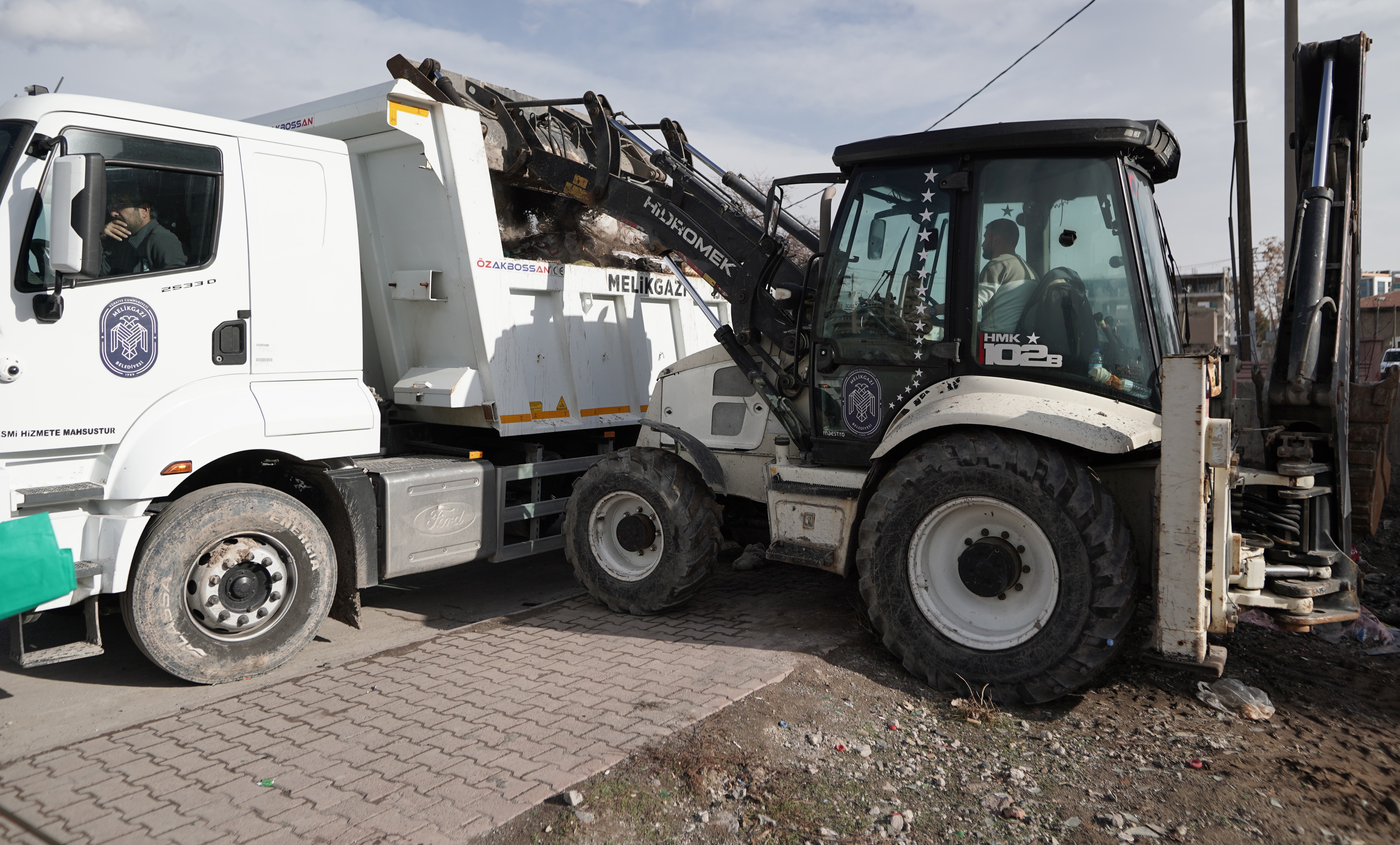 MELİKGAZİ’DE ŞİDDETLİ RÜZGARIN ETKİLERİ TEMİZLENDİ