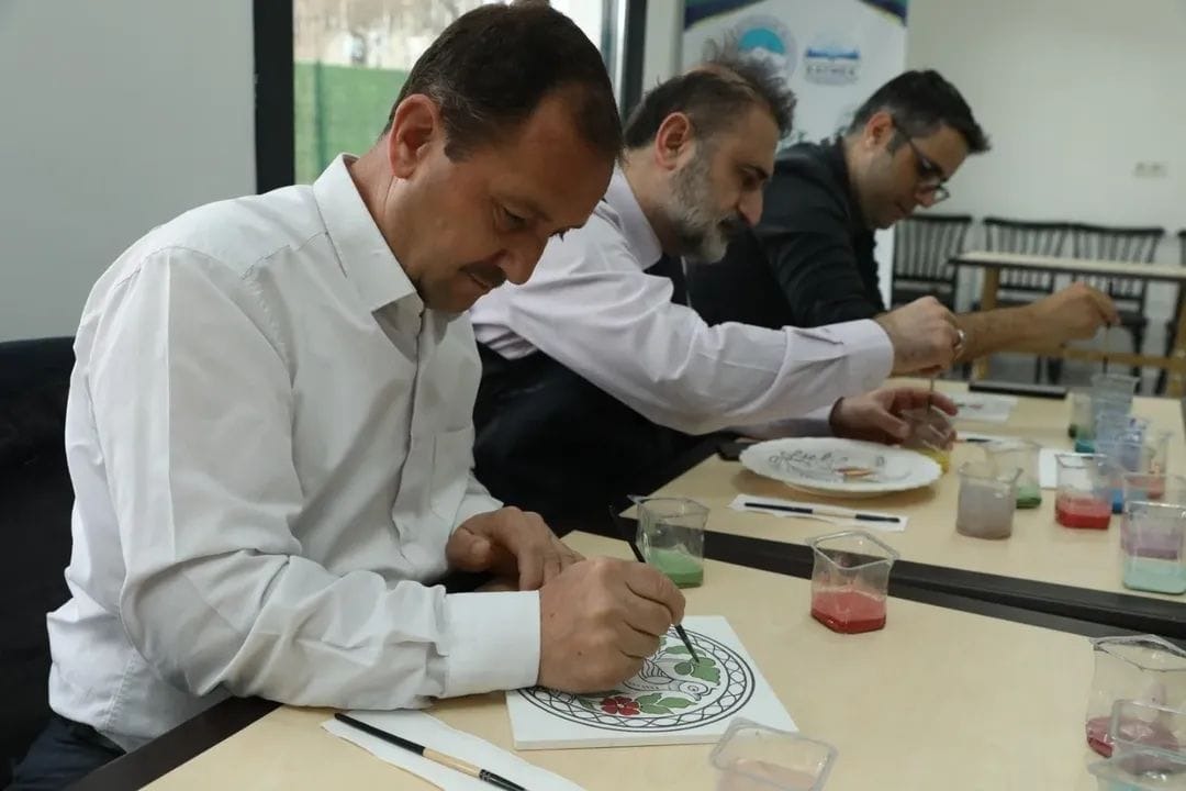 Kayseri Devlet Hastanesi’nde sağlık çalışanları, çini sanatıyla stres atıyor