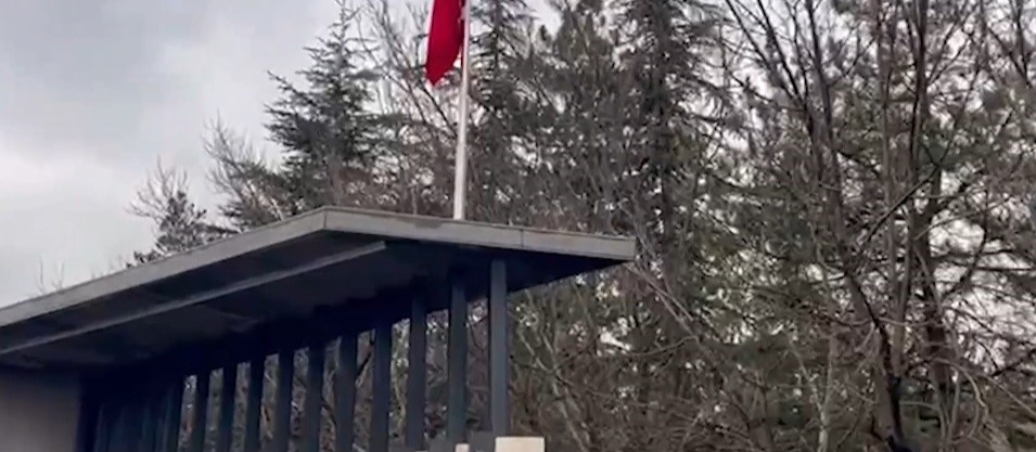 Şehit Komandolar durağında yıpranan Türk bayrağı yenisiyle değiştirildi