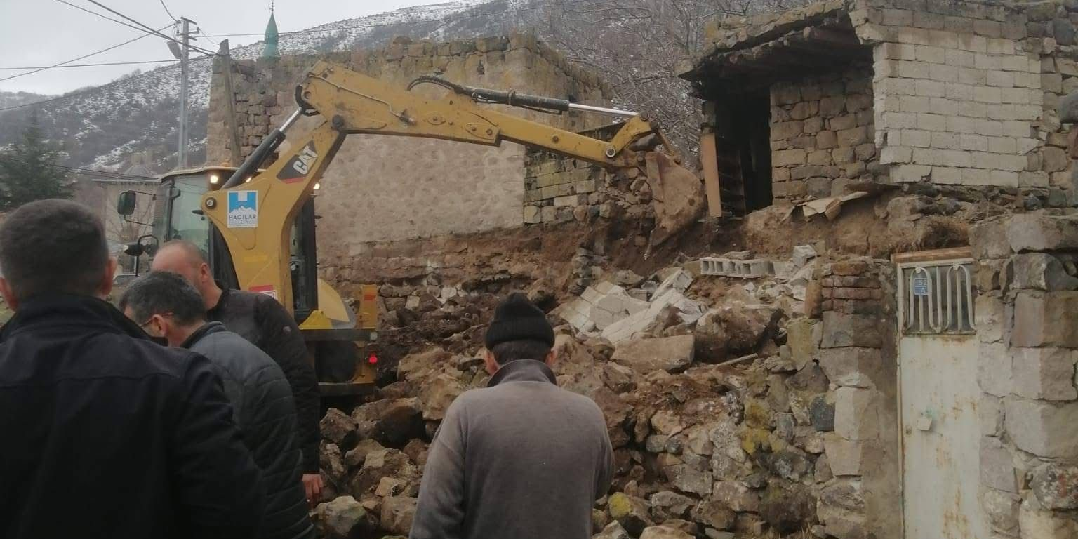 Hacılar’da sağanak yağış metruk evi yıktı