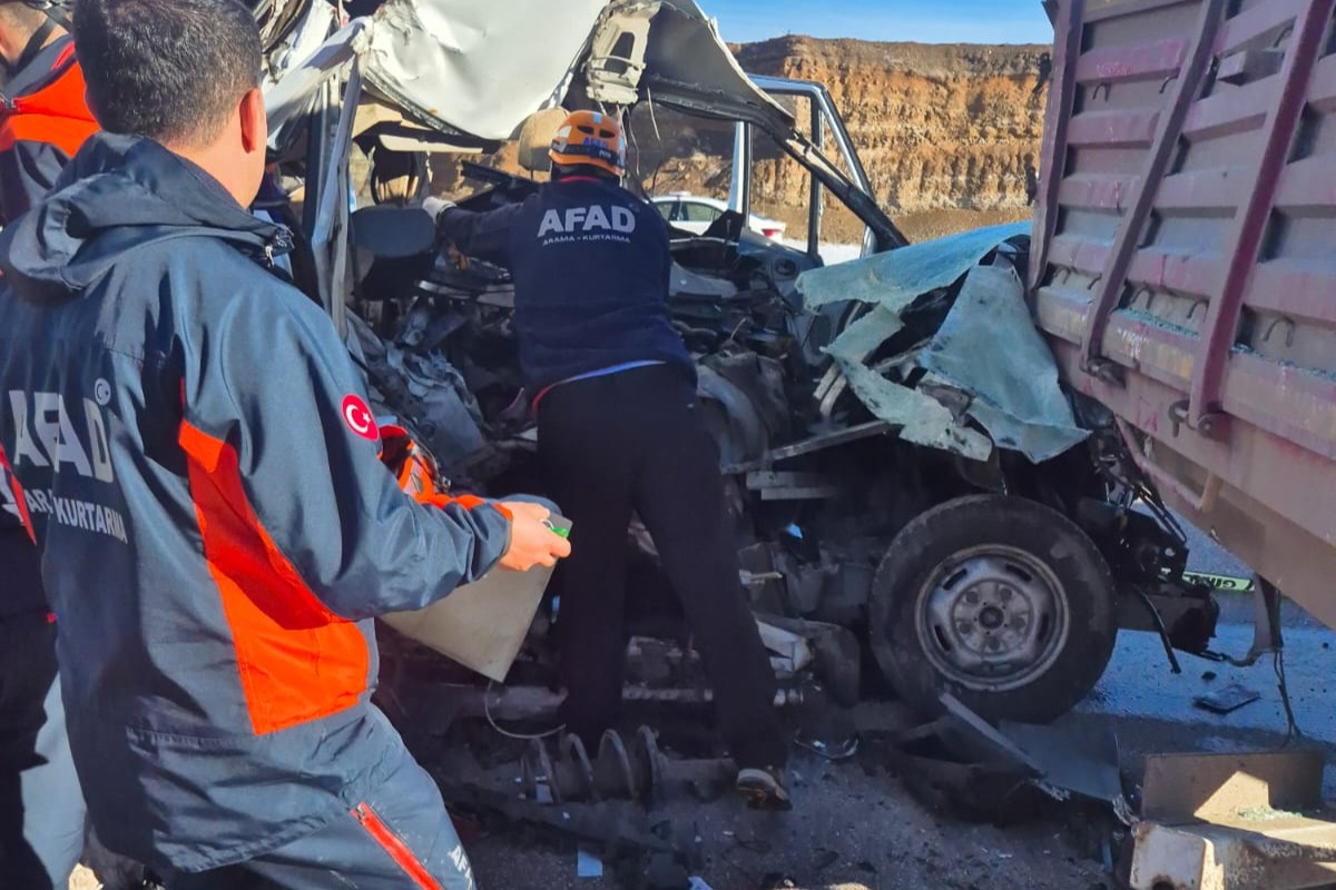 Öğrenci servisi ile TIR çarpıştı: 1 ölü, 7 yaralı