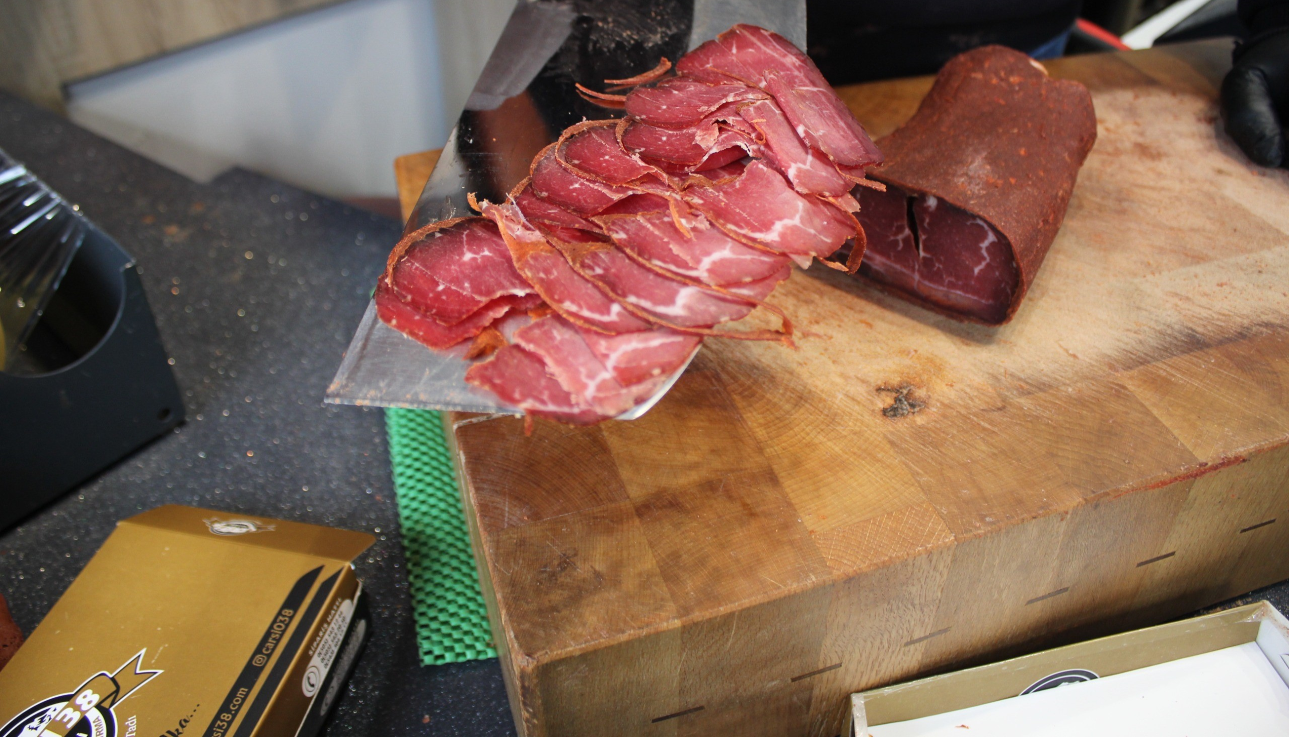 Ramazan sofralarının vazgeçilmezi pastırmada fiyat aralığı 1800 ile 4 bin 500 TL arasında 