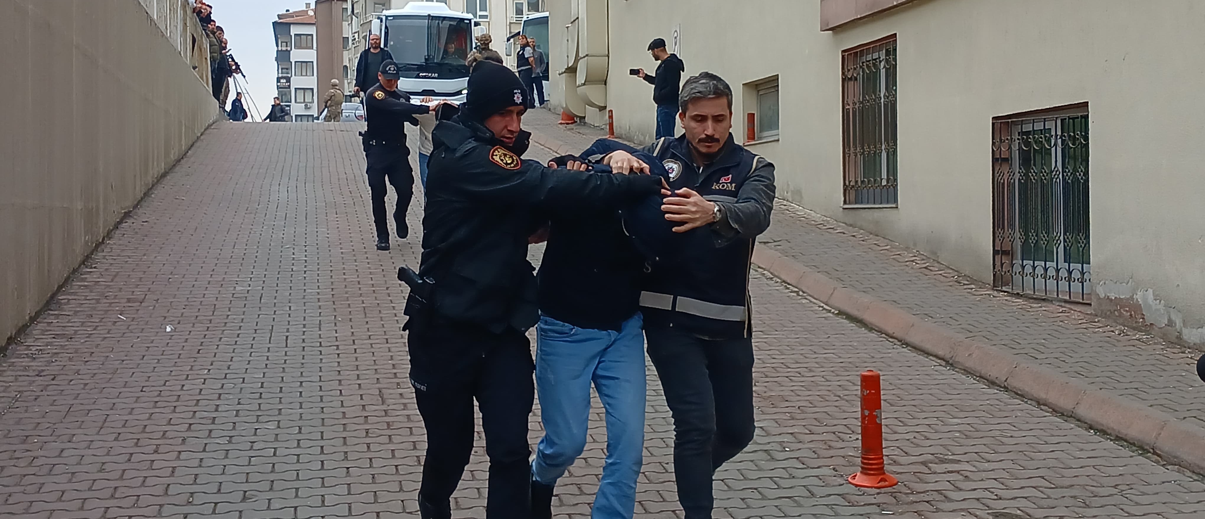 Organize suç örgütlerine eş zamanlı operasyonda gözaltına alınan 5 şüpheli tutuklandı