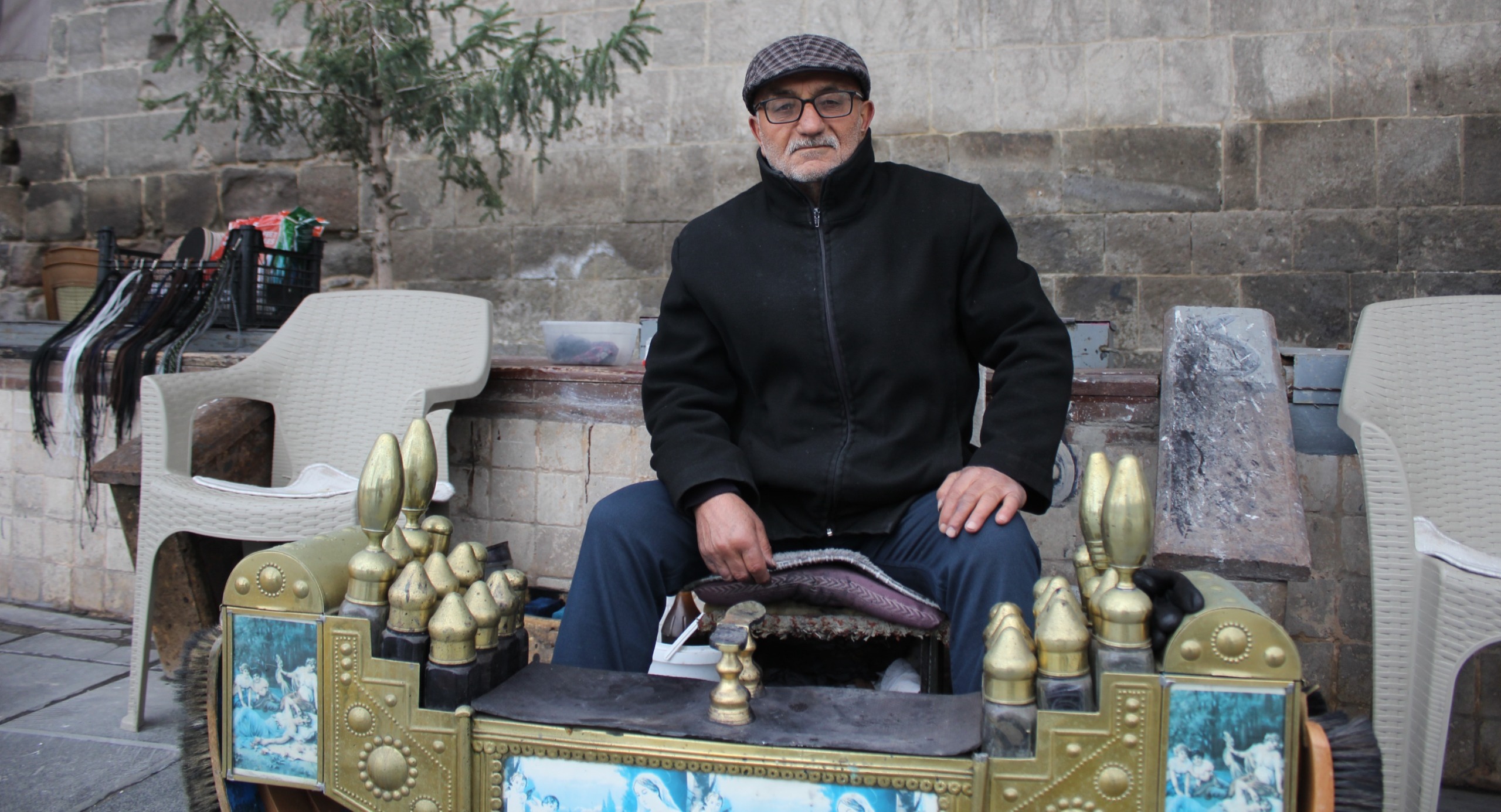 Babasının yanında başladığı ayakkabı boyacılığını 35 yıldır yapıyor