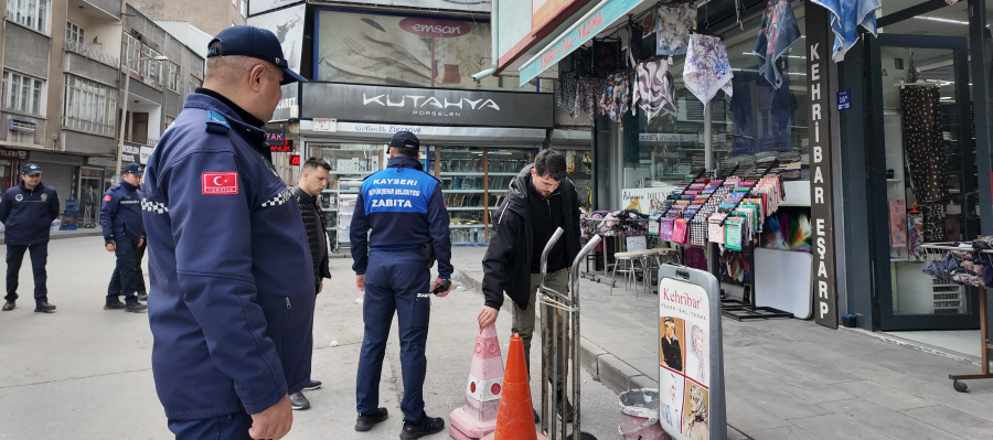 BÜYÜKŞEHİR ZABITA’DAN DÜZENLİ BİR ŞEHİR İÇİN “KALDIRIM” DENETİMİ