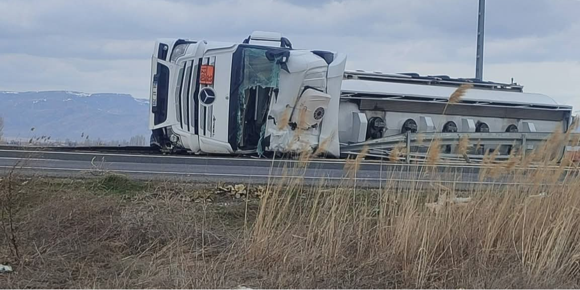 Kayseri’de akaryakıt yüklü tanker devrildi: 1 yaralı 