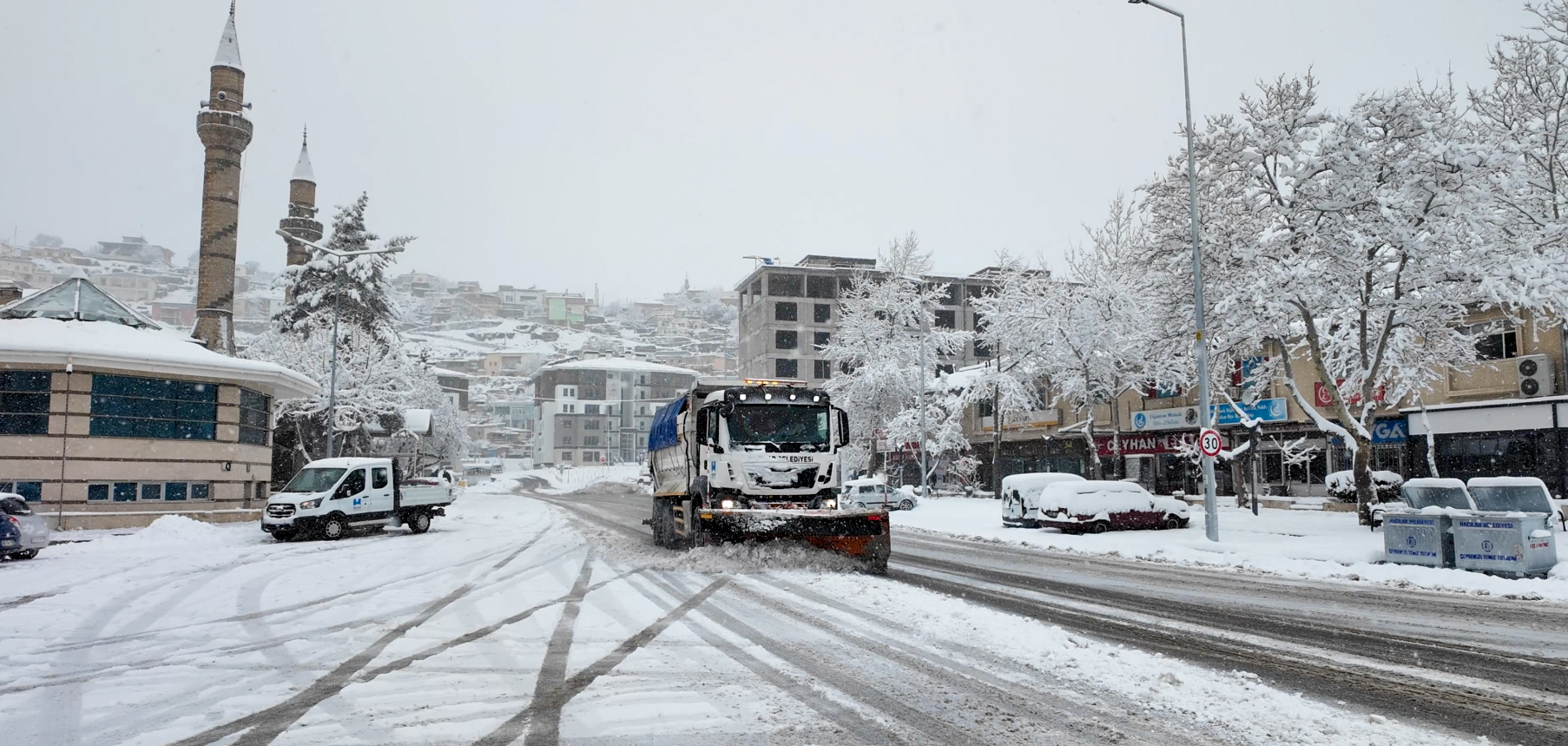 Hacılar Belediyesi ekipleri karla mücadele için sahada