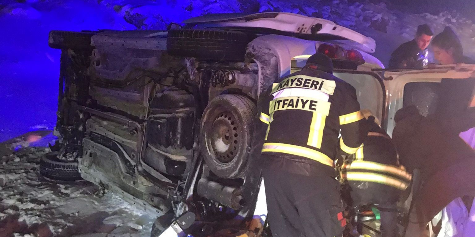 Yahyalı’da hafif ticari araç şarampole devrildi: 4 yaralı