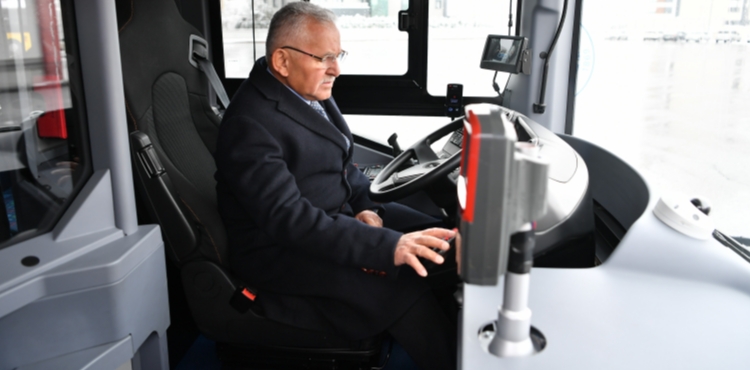 BAŞKAN BÜYÜKKILIÇ, ÇEVRECİ VE YENİLENEBİLİR ELEKTRİKLİ OTOBÜS İLE BİSİKLETLERİ İNCELEDİ