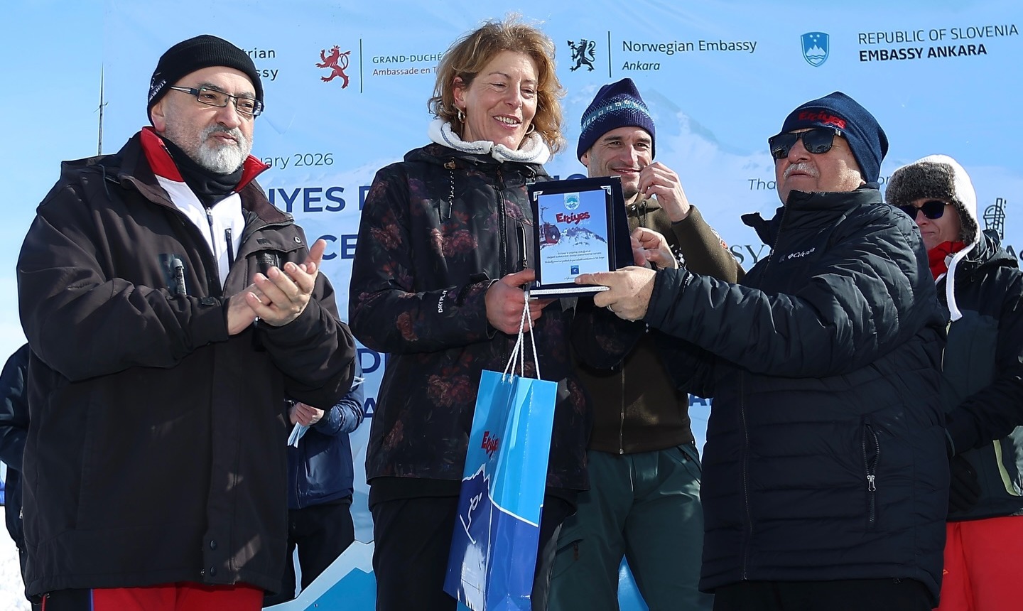 BÜYÜKKILIÇ, 5'İNCİ DİPLOMATİK KAYAK YARIŞI’NDA DERECEYE GİRENLERE ÖDÜLLERİ TAKDİM ETTİ