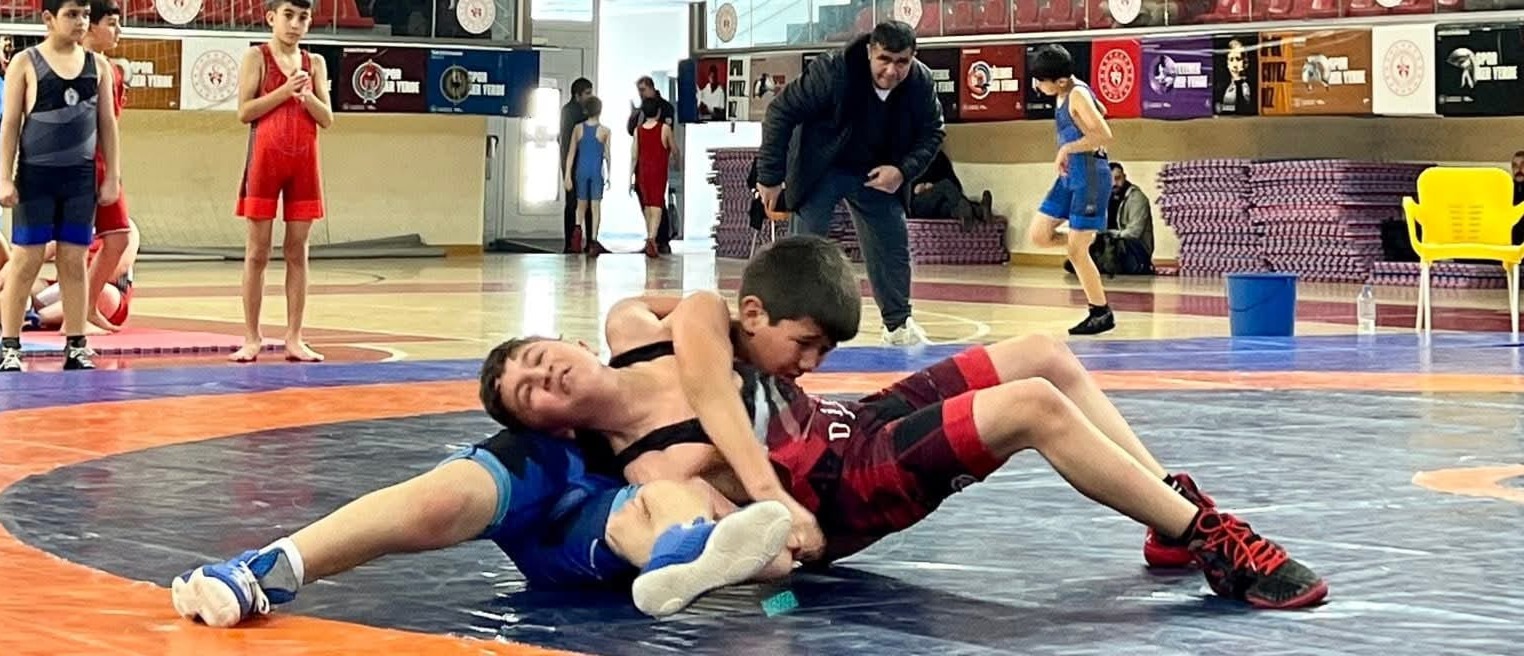 Okul Sporları Güreş Küçükler İl Birinciliği müsabakaları başladı