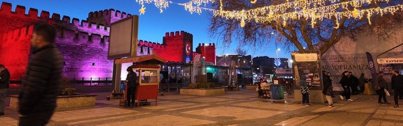 BÜYÜKŞEHİR’DEN ŞEHRE MANEVİ ATMOSFER: HUNAT’TA 'RAMAZAN' IŞILTISI