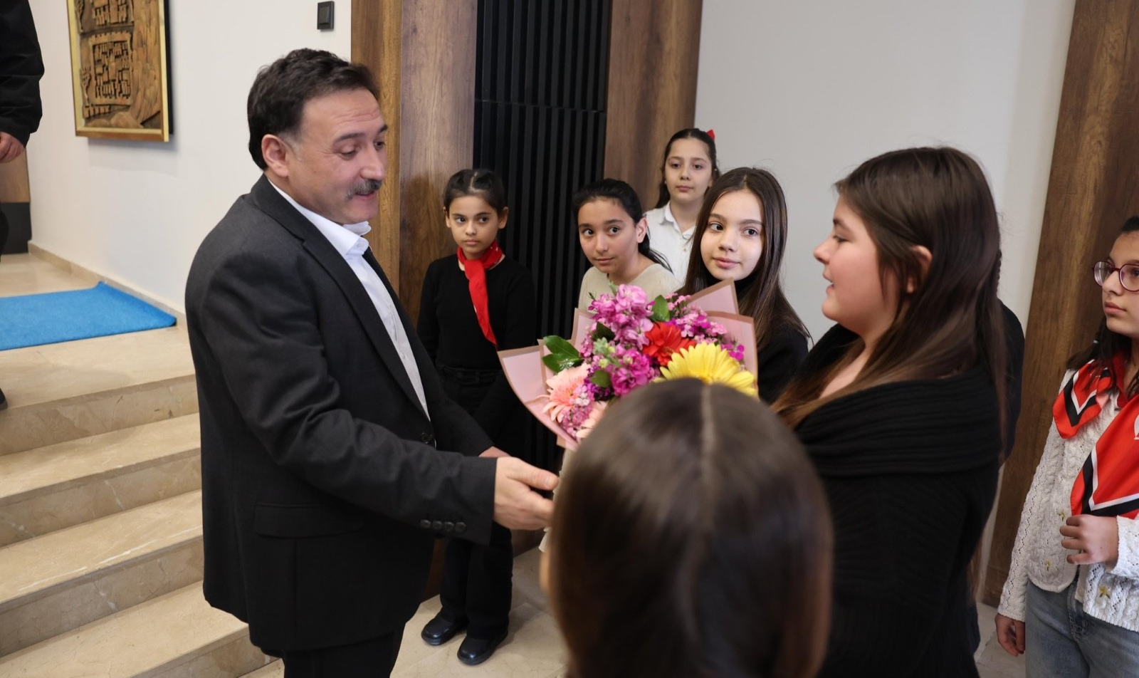 Vali Çiçek, İstiklal Marşı yarışmasının birincileriyle buluştu