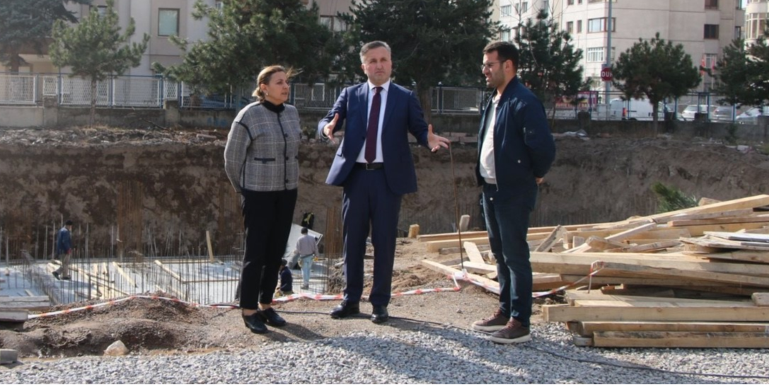 Depremde hasar gördüğü için yıkılan okulların yerine yeni binalar yükseliyor