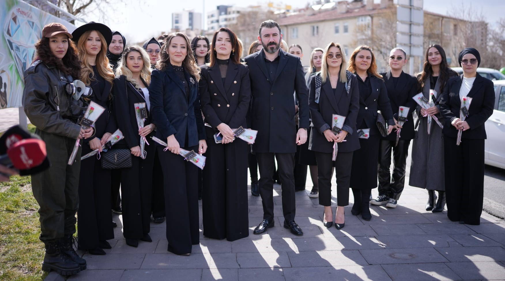 Kadın cinayetlerinde hayatını kaybeden kadınların isimlerini billboarda taşıdılar