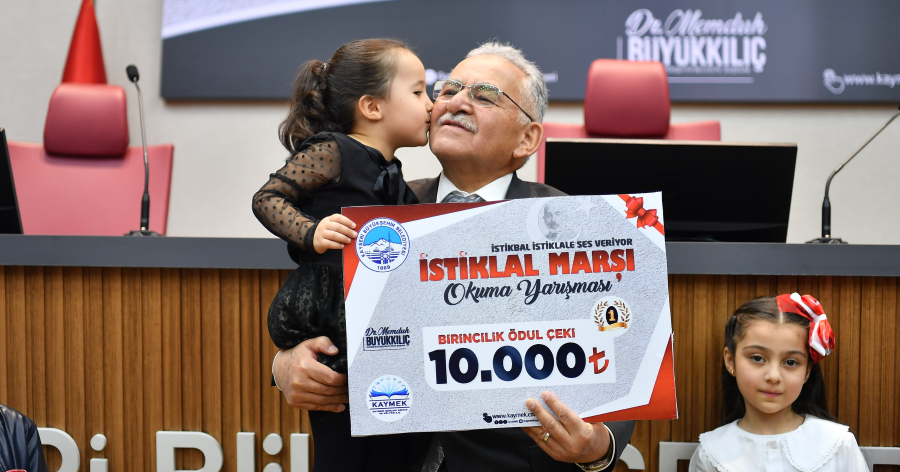 BAŞKAN BÜYÜKKILIÇ, İSTİKLAL MARŞI OKUMA YARIŞMASI’NDA ÖDÜLLERİ TAKDİM ETTİ