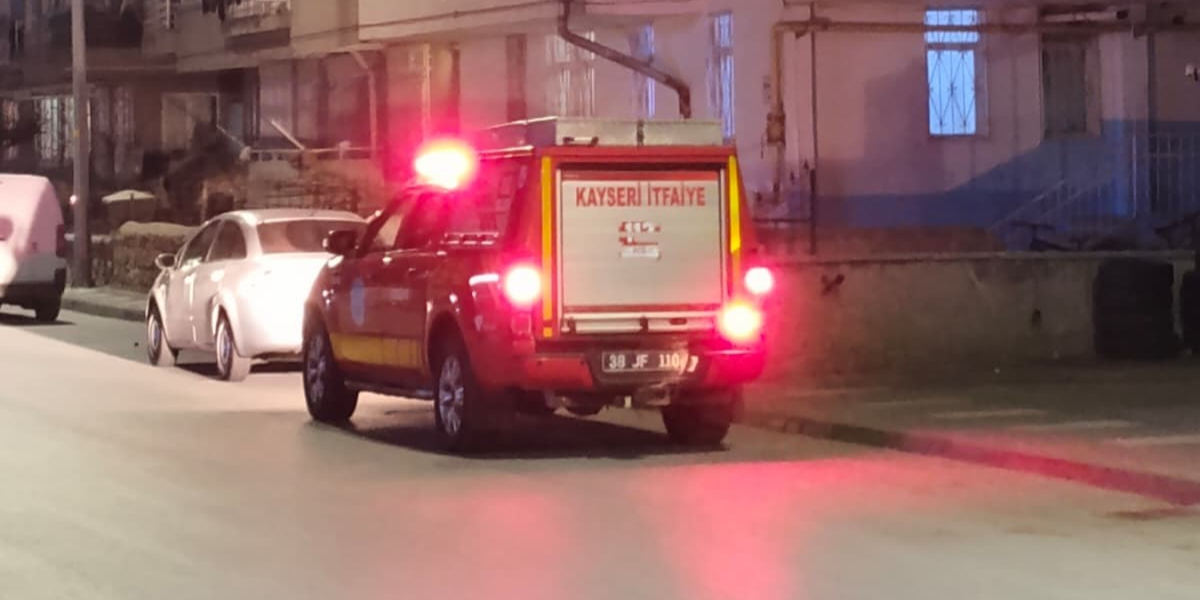 Kayseri'de asansörde mahsur kalan kuryeyi itfaiye kurtardı 