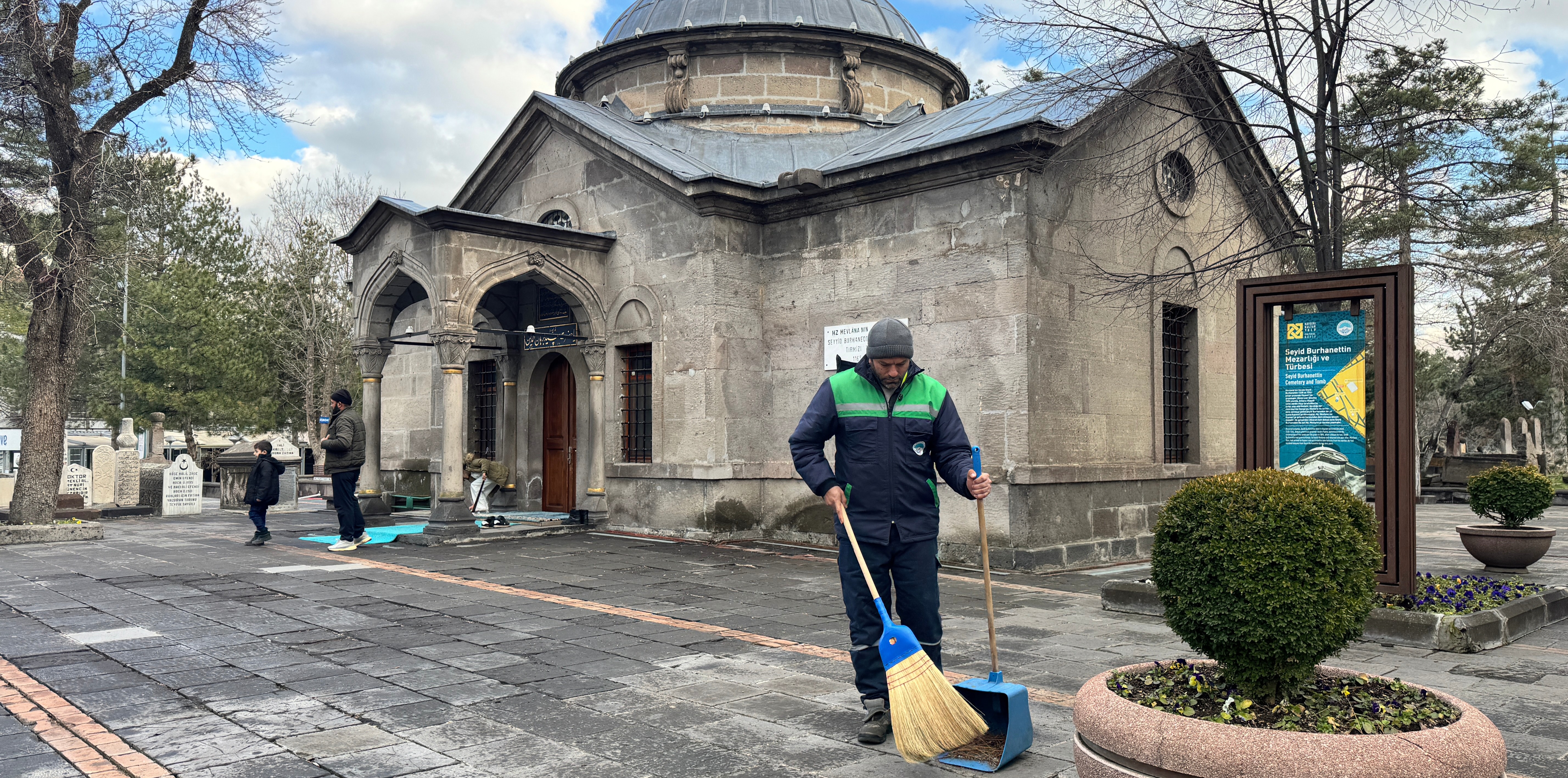 BÜYÜKŞEHİR’DEN RAMAZAN BAYRAMI ÖNCESİ KENT GENELİNDE YOĞUN TEMİZLİK VE PEYZAJ MESAİSİ