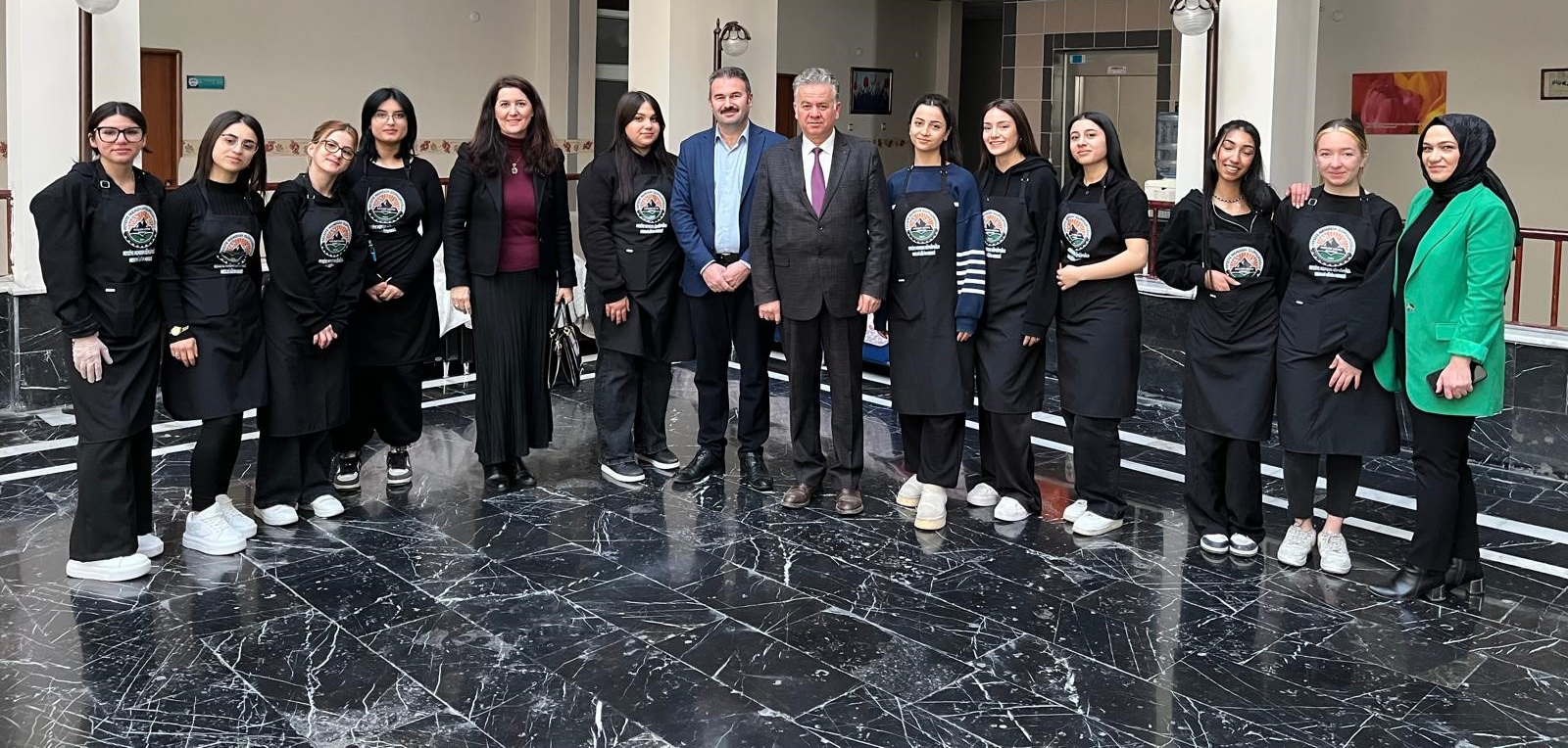 Öğrencilerden Huzurevi sakinlerine bayram öncesi bakım desteği