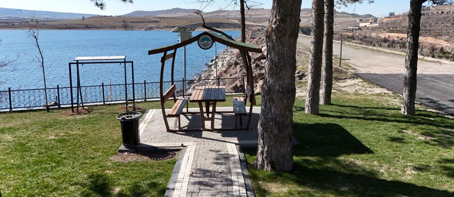 YENİLENEN YÜZÜYLE SARIMSAKLI BARAJI MESİRE ALANI, BAYRAMDA VATANDAŞLARIN ZİYARETİNİ BEKLİYOR