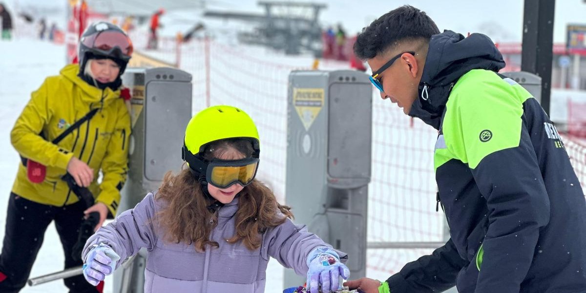 ERCİYES A.Ş. BAYRAM SEVİNCİNİ PİSTLERE TAŞIDI: KAYAK TUTKUNLARINA BAYRAM ŞEKERİ İKRAM EDİLDİ