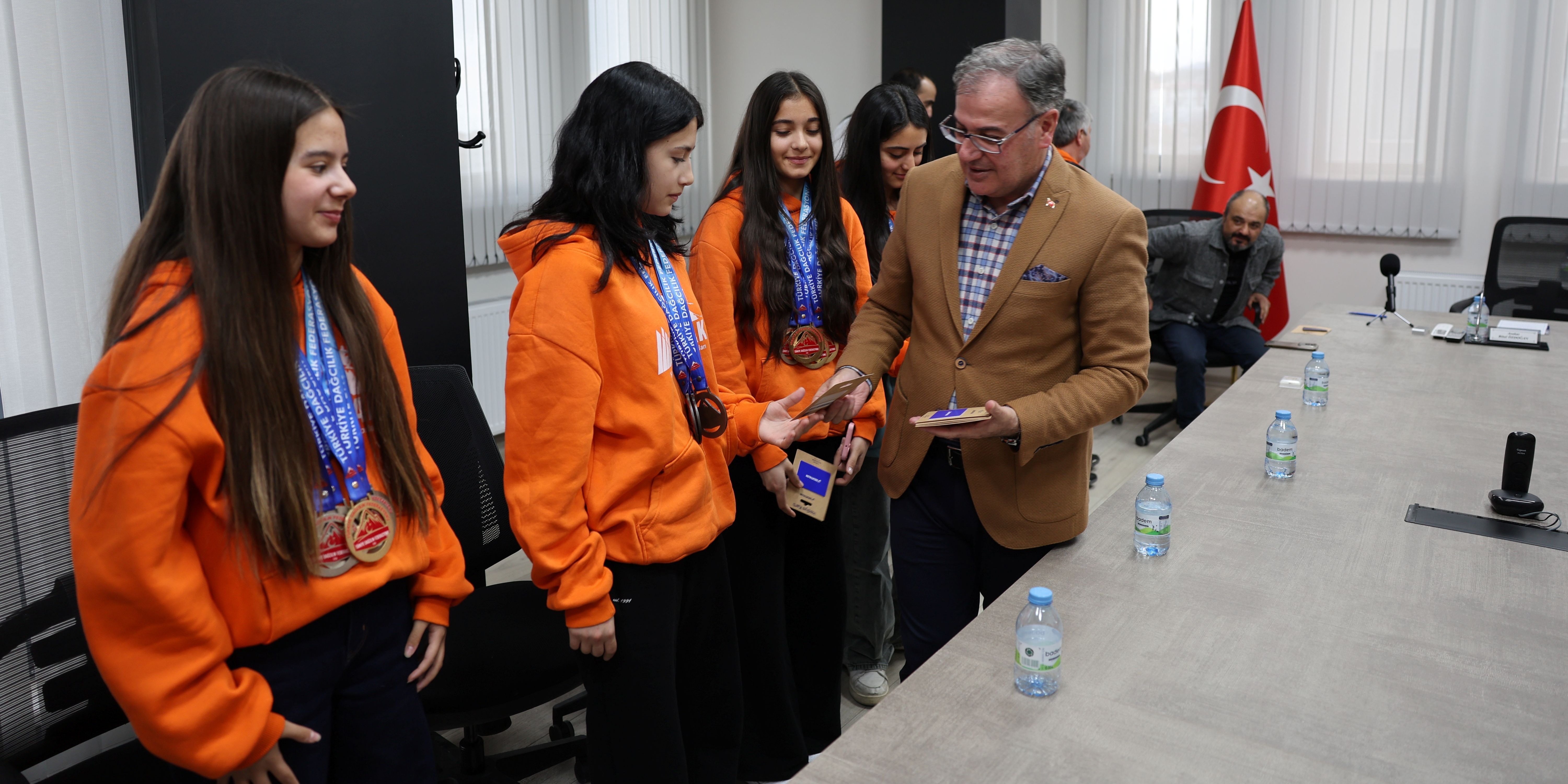 BAŞKAN ÖZDOĞAN: "HADAK, GİTTİĞİ HER YERDE 'BUNU BAŞARIR' DEDİRTMİŞTİR"