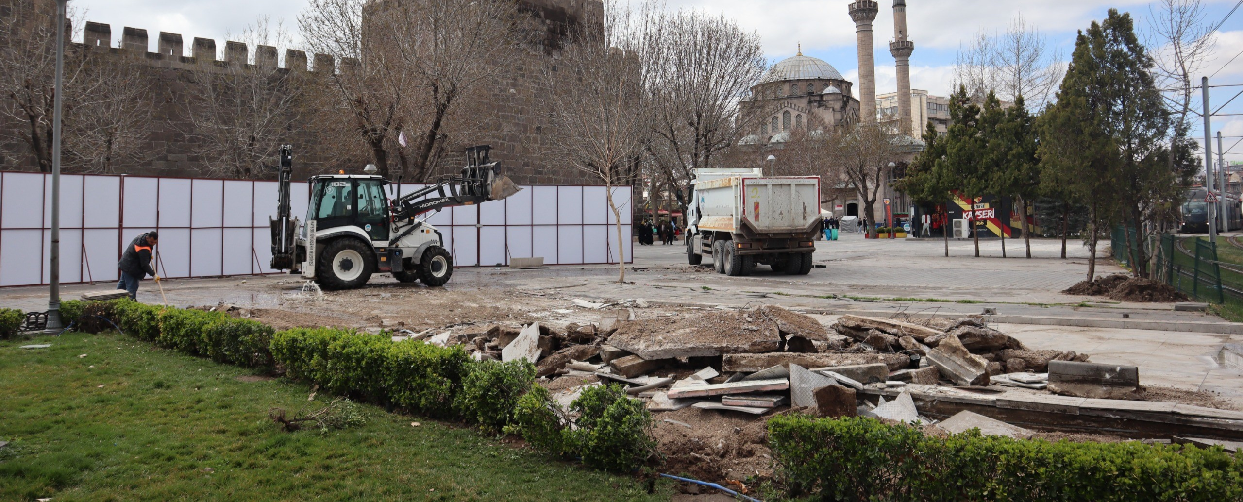Cumhuriyet Meydanı’ndaki son işletme de kaldırıldı