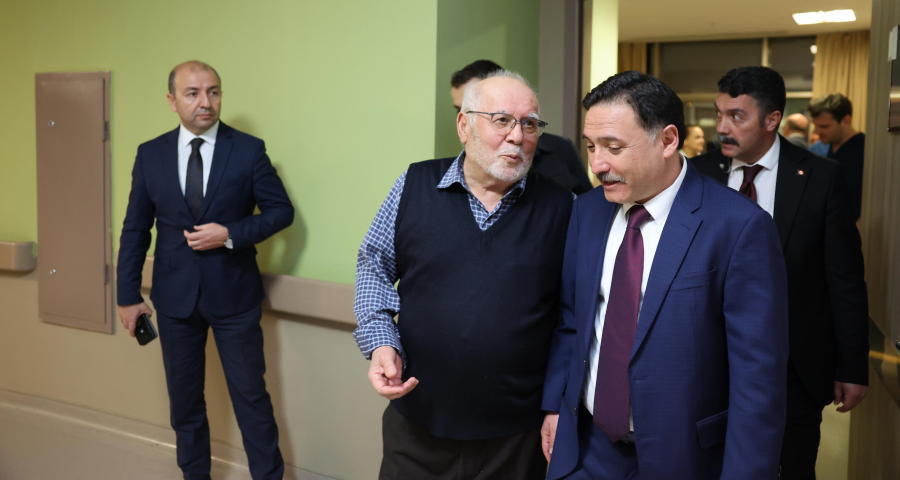 Vali Çiçek'ten şehit annesine tedavi gördüğü hastanede ziyaret
